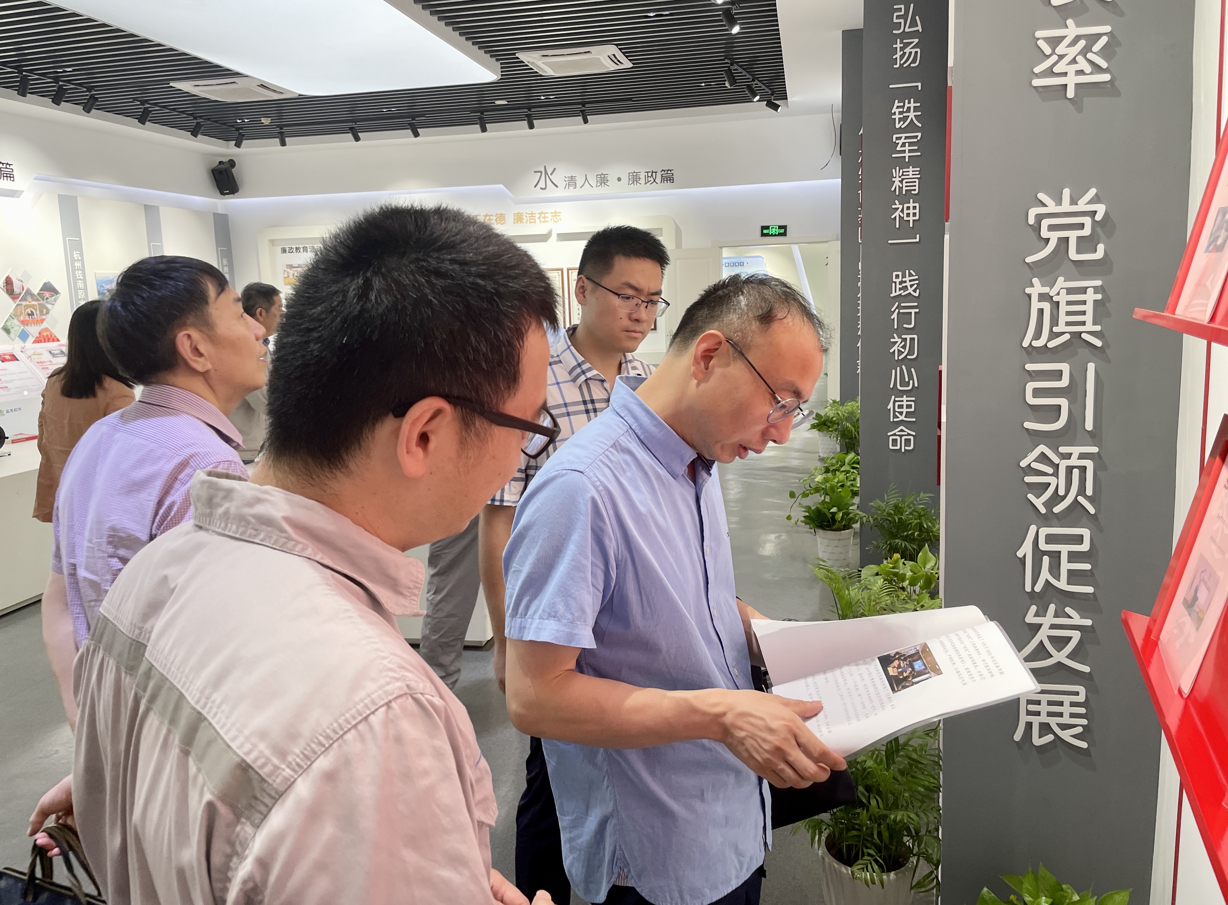 區(qū)紀(jì)檢九組調(diào)研指導(dǎo)藍(lán)成公司清廉國企建設(shè)事情